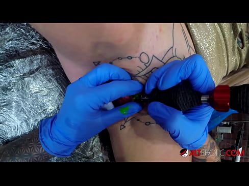 ❤️ Extrem tattooed Hottie Sully Savage krut en Tattoo op hirem Klitoris ☑ Fucking Video  op Porno lb.hentaibar.ru ️❤